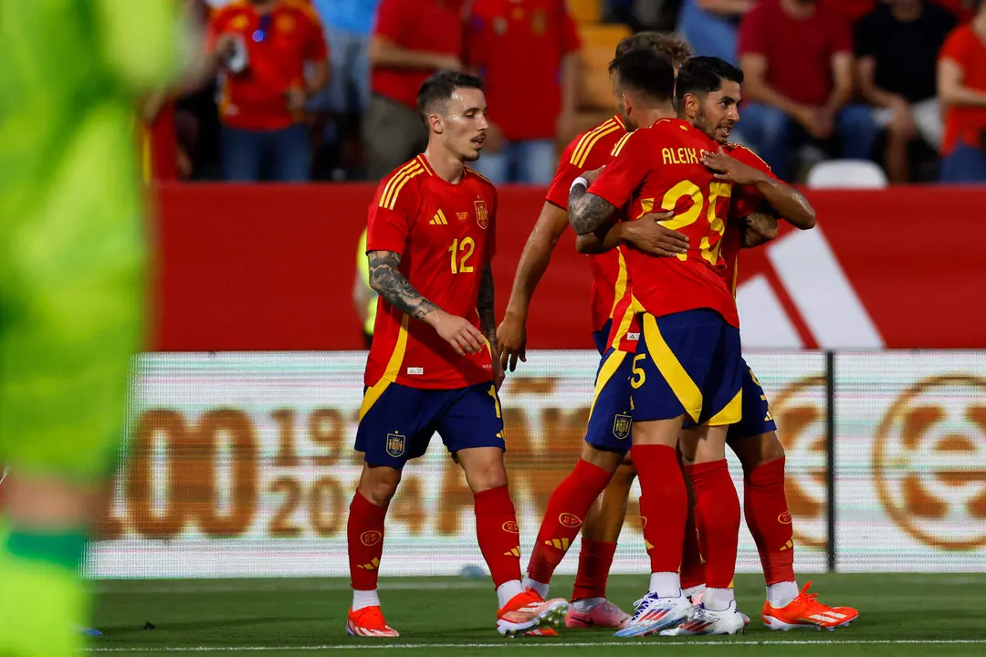 El delantero de la selecci&oacute;n espa&ntilde;ola de f&uacute;tbol Ayoze P&eacute;rez (d) celebra con sus compa&ntilde;eros tras marcar ante Andorra, durante el partido amistoso que Espa&ntilde;a y Andorra disputaron en el estadio Nuevo Vivero, en Badajoz. EFE/Julio Mu&ntilde;oz