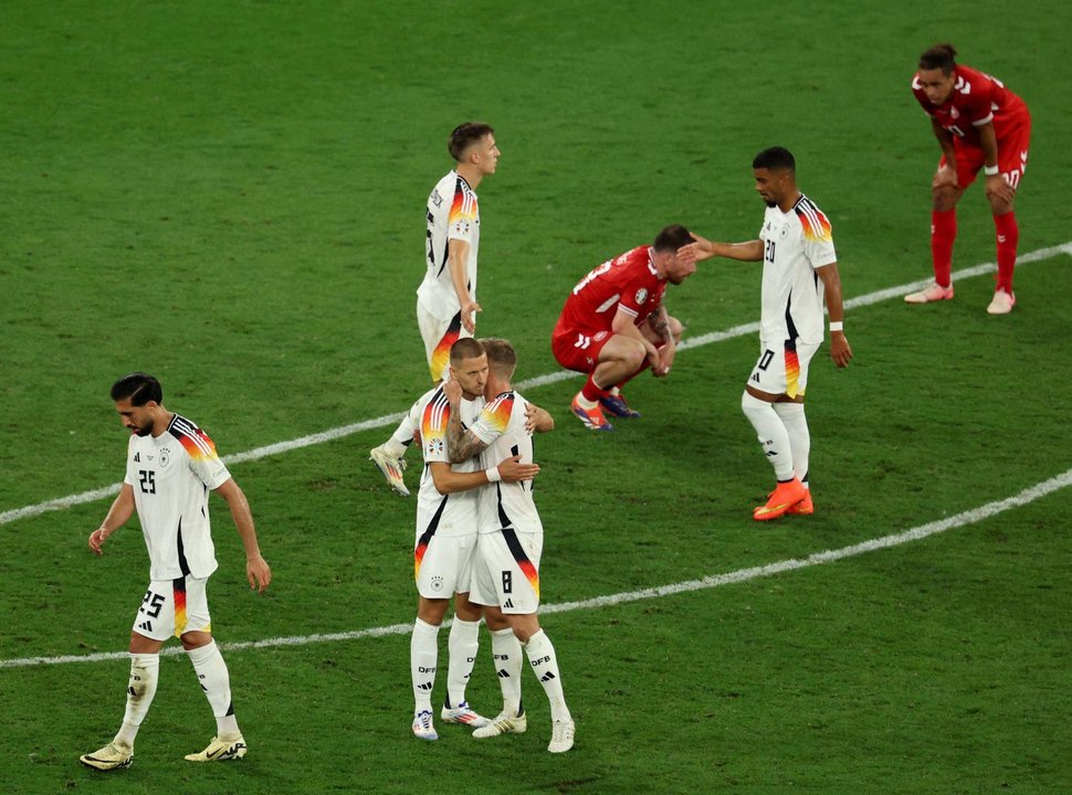 Los jugadores de Alemania celebran el pase a cuartos mientras los daneses lamentan la eliminación en Dortmund, Alemania. EFE/EPA/GEORGI LICOVSKI