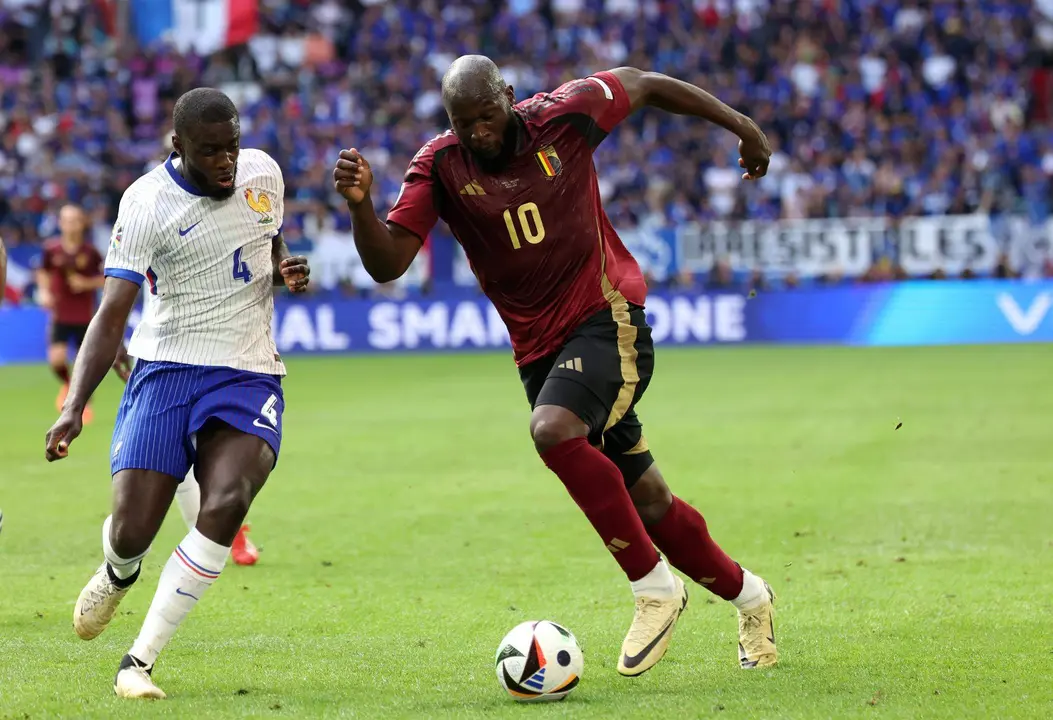 El belga Romelu Lukakuencara al central franc&eacute;s Dayot Upamecano en D&uuml;sseldorf, Alemania. EFE/EPA/CHRISTOPHER NEUNDORF