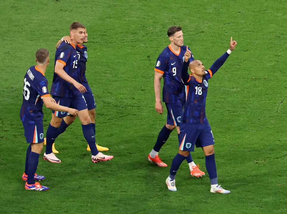 El neerland&eacute;s Donyell Malen (d) celebra el 3-0 durante el partido de octavos de la Eurocopa 2024 que han jugado Ruman&iacute;a y Pa&iacute;ses Bajos en M&uacute;nich, Alemania. EFE/EPA/GEORGI LICOVSKI