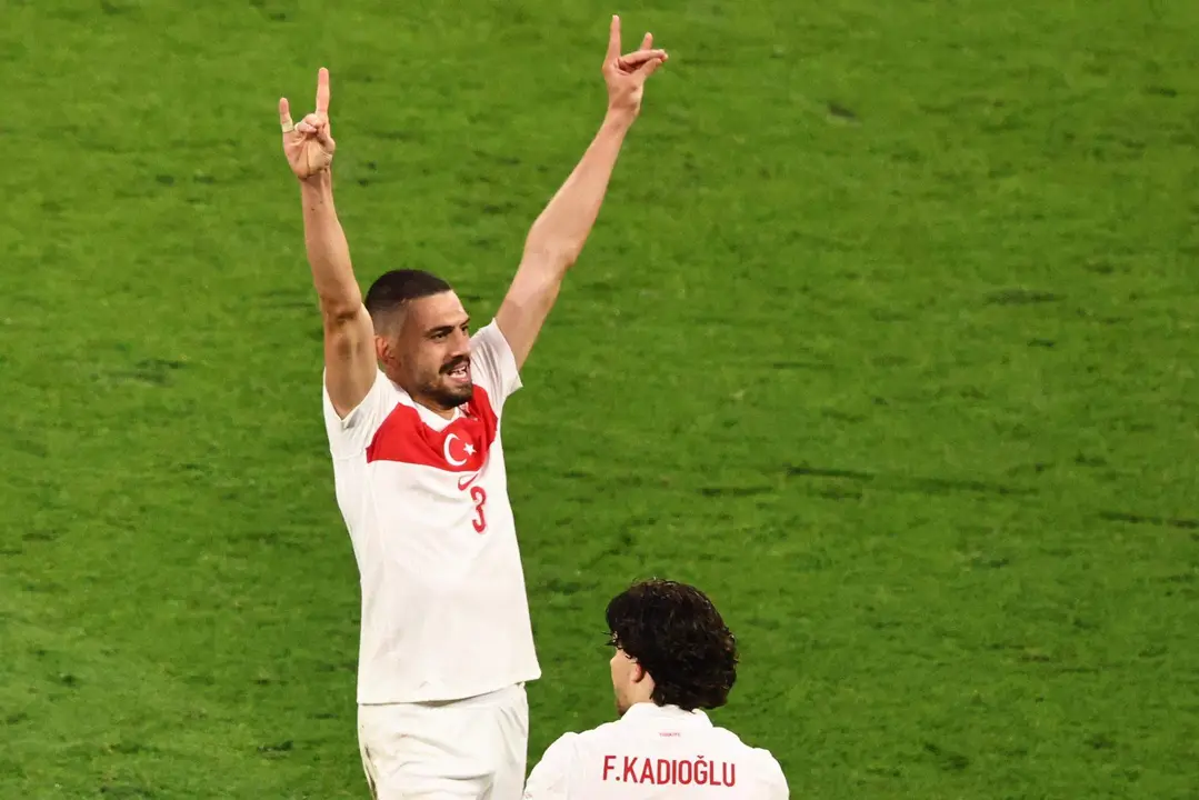 El jugador turco Merih Demiral celebra tras marcar su segundo gol durante el partido de f&uacute;tbol de la Eurocopa 2024 de octavos de final entre Austria y Turqu&iacute;a, en Leipzig, Alemania. EFE/EPA/HANNIBAL HANSCHKE