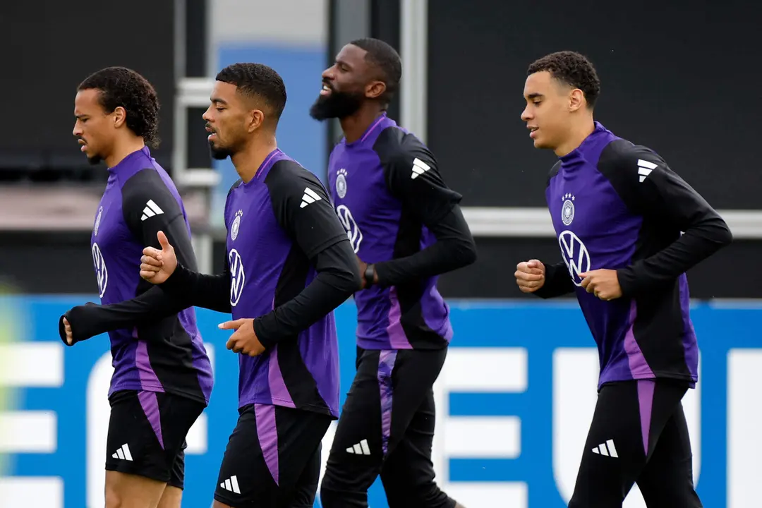Los jugadores alemanes Jamal Musiala (d), Antonio R&uuml;diger (d), Benjamin Henrichs (2i) y Leroy San&eacute; (i), durante el entrenamiento que la selecci&oacute;n de Alemania ha realizado en Herzogenaurach. EFE/Alberto Est&eacute;vez