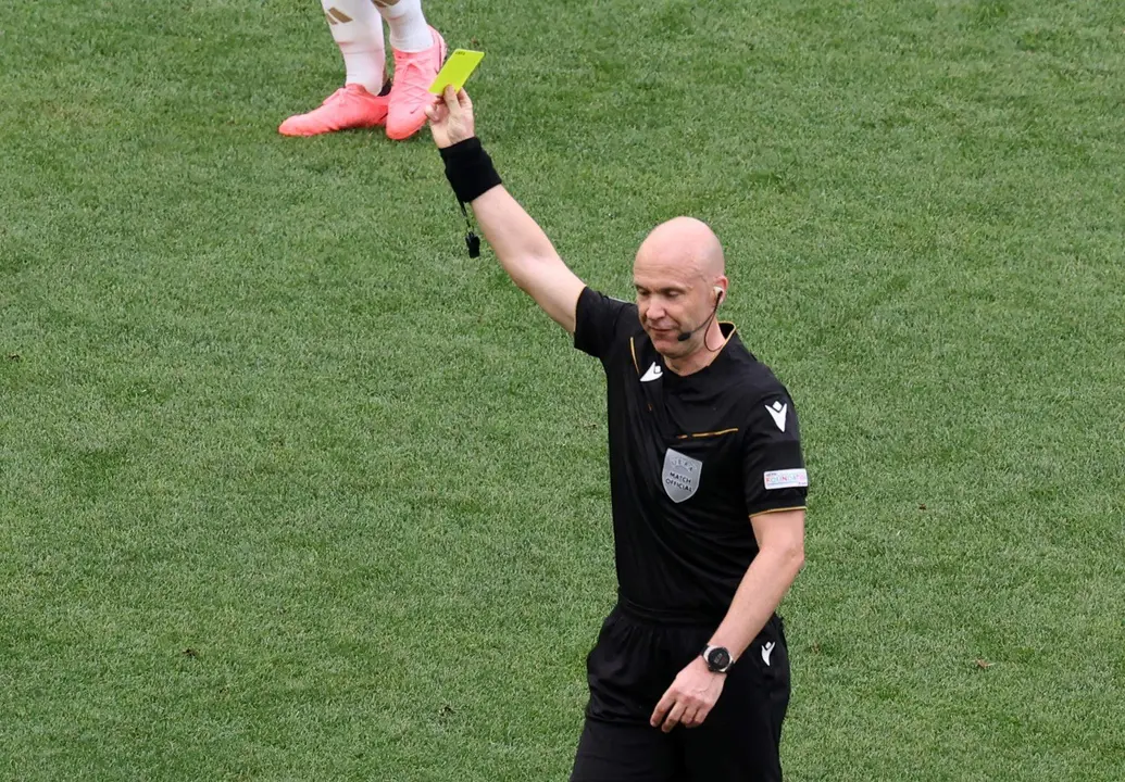 El &aacute;rbitro Anthony Taylor muestra una tarjeta amarilla durante el partido de f&uacute;tbol de la Eurocopa 2024 entre Ucrania y B&eacute;lgica, en Stuttgart, Alemania. EFE/EPA/MOHAMED MESSARA
