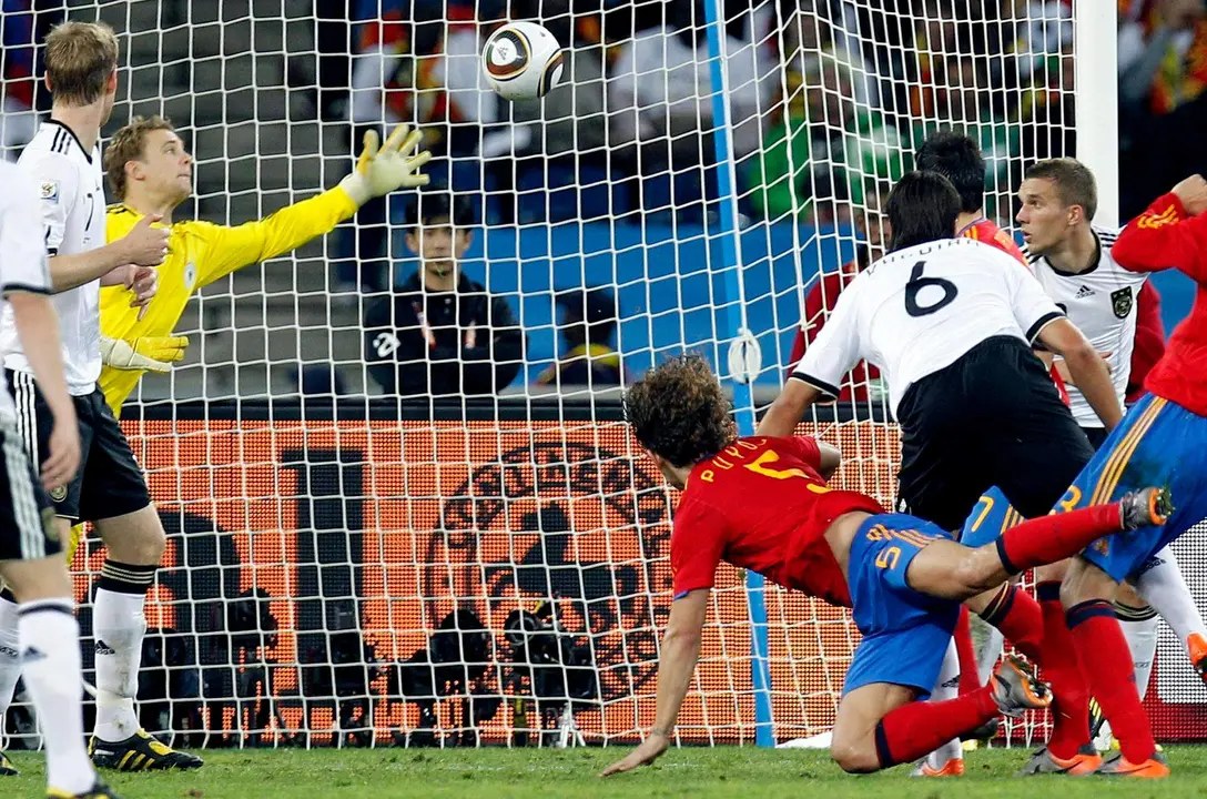 El defensa espa&ntilde;ol Carles Puyol (c) consigue batir al portero aleman Manuel Neuer (iz) en el partido de la semifinal del Mundial de Sud&aacute;frica que las selecciones de Alemania y Espa&ntilde;a disputaron del Durban Stadium en 2010.EFE/Juan Carlos C&aacute;rdenas