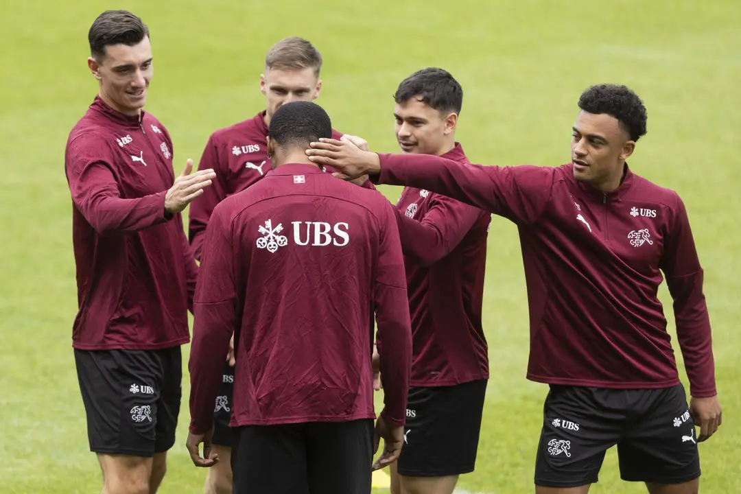 El jugador suizo Kwadwo Duah (c) es objeto de bromas por parte de sus compa&ntilde;eros de equipo (i-d) Cedric Zesiger, Michel Aebischer, Fabian Rieder y Dan Ndoye, durante una sesi&oacute;n de entrenamiento del equipo en Stuttgart, Alemania. EFE/EPA/PETER KLAUNZER