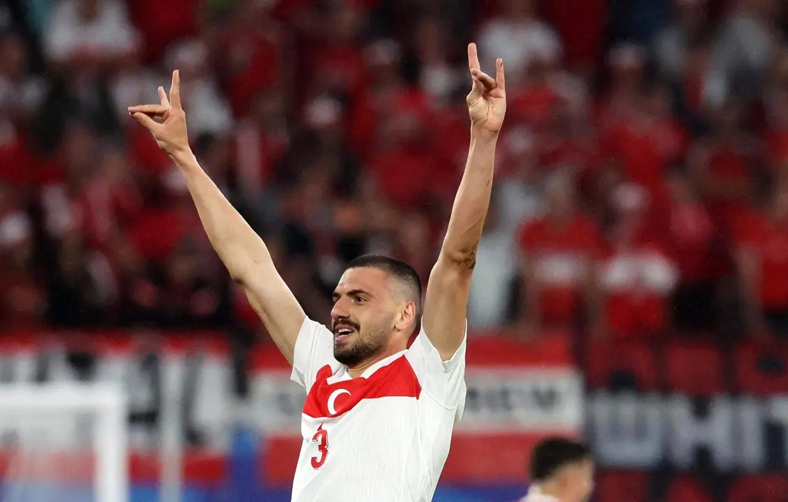 El jugador turco Merih Demiral celebra tras marcar su segundo gol durante el partido de f&uacute;tbol de la Eurocopa 2024 entre Austria y Turqu&iacute;a. La UEFA abri&oacute; una investigaci&oacute;n por "presunto comportamiento inapropiado" por el llamado 'saludo del lobo' que hizo Demiral, un gesto asociado con el grupo nacionalista de extrema derecha Los Lobos Grises. EFE/EPA/ABEDIN TAHERKENAREH