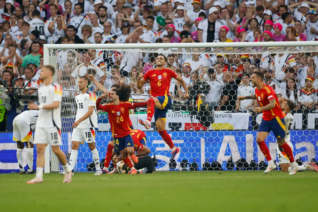 El centrocampista de Espa&ntilde;a Mikel Merino (2d) celebra el segundo gol de su equipo en el partido de cuartos de final de la Eurocopa entre Espa&ntilde;a y Alemania, este viernes en Stuttgart. EFE/ Alberto Est&eacute;vez