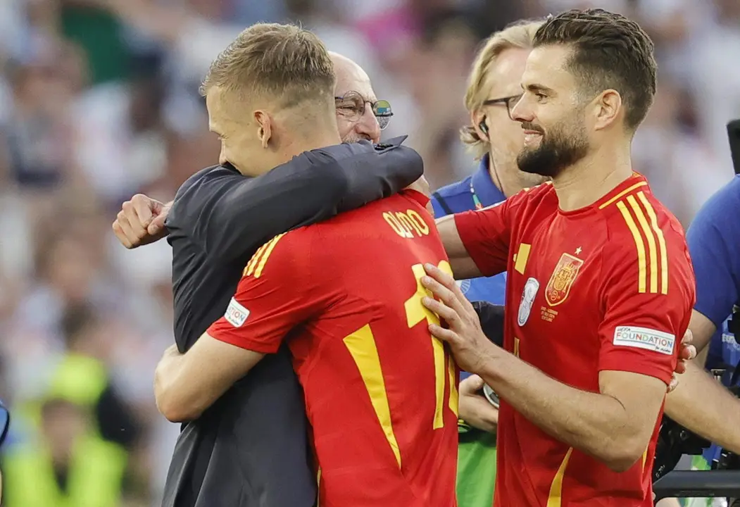 Dani Olmo recibe un abrazo del seleccionador espa&ntilde;ol, Luis de la Fuente, tras la victoria ante Alemania en los cuartos de final de la Eurocopa. EFE/EPA/RONALD WITTEK