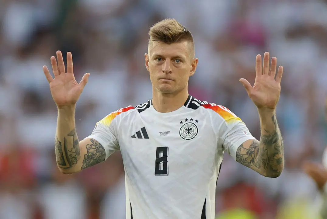 El centrocampista de la selecci&oacute;n alemana Toni Kroos se despide de su afici&oacute;n al t&eacute;rmino del partido de cuartos de final de la Eurocopa que Espa&ntilde;a y Alemania han disputado este viernes en Stuttgart. Kroos disput&oacute; su &uacute;ltimo partido como futbolista profesional. EFE/Alberto Est&eacute;vez