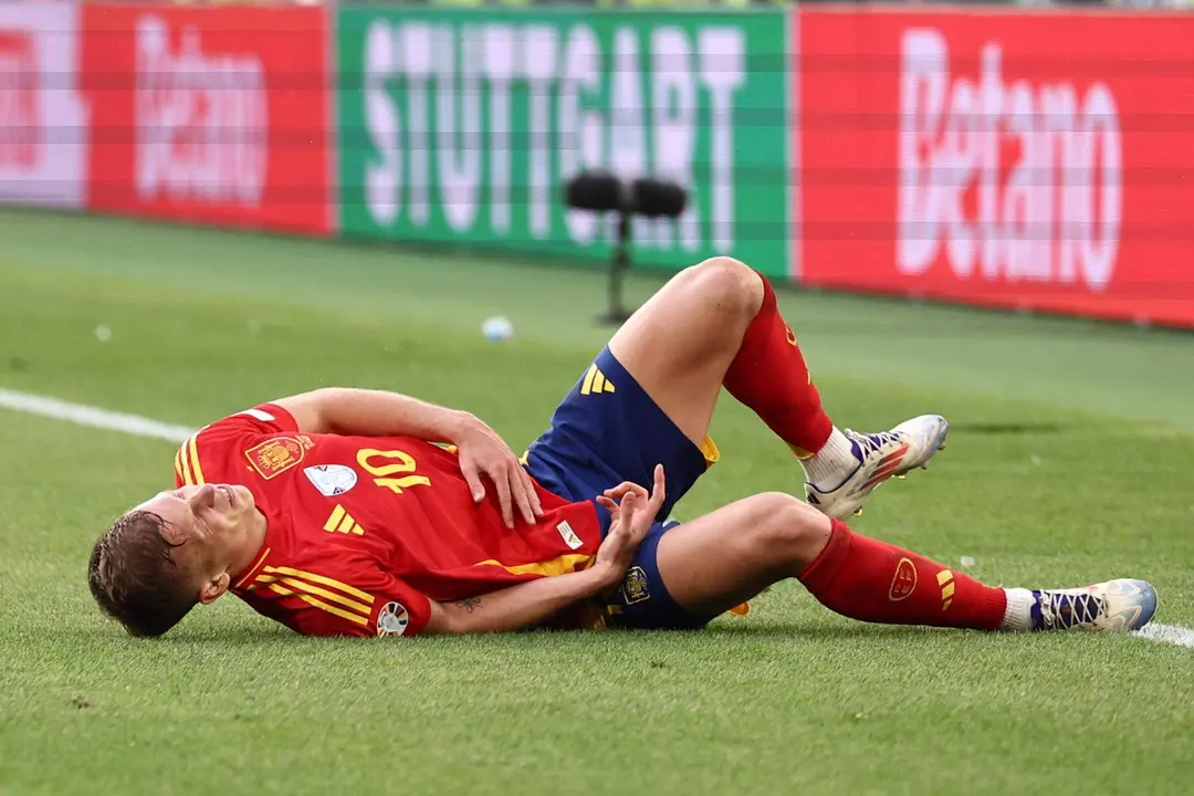 Dani Olmo sobre el c&eacute;sped del estadio de Stuttgart, Alemania. EFE/EPA/ANNA SZILAGYI