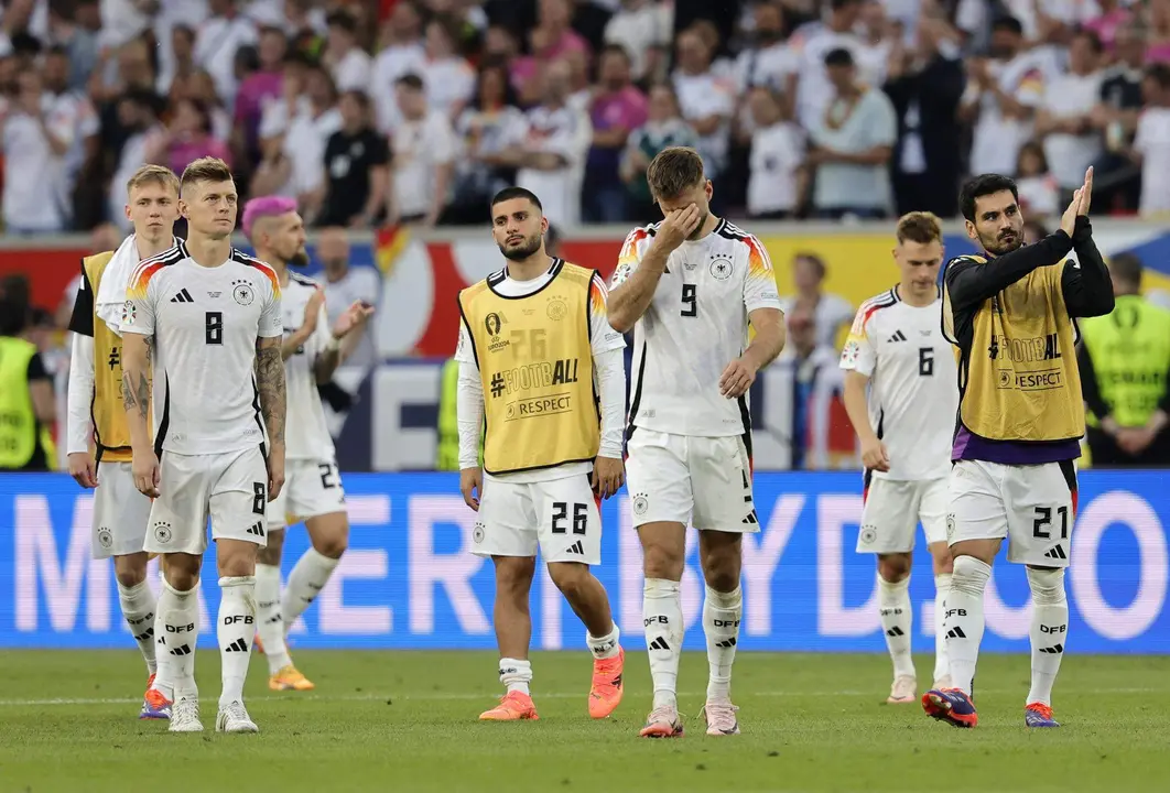 Jugadores de la selecci&oacute;n alemana lamentan la eliminaci&oacute;n del equipo en los cuartos de final de la Eurocopa 2024 a manos de Espa&ntilde;a. EFE/EPA/RONALD WITTEK