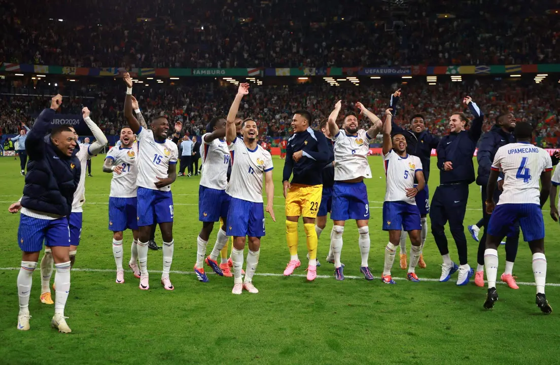 Los jugadores franceses celebran la clasificaci&oacute;n para las semifinales de la Eurocopa tras ganar a Portugal. EFE/EPA/CLEMENS BILAN