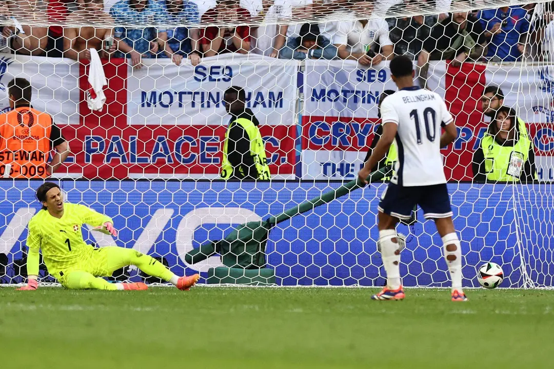 El jugador ingl&eacute;s Jude Bellingham transforma su penalti durante el partido de cuartos que han jugado Inglaterra y Suiza en D&uuml;sseldorf, Alemania. EFE/EPA/ANNA SZILAGYI