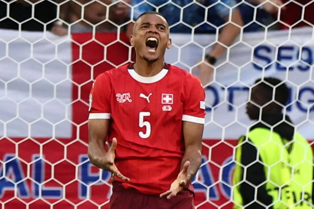 El cnetral Manuel Akanji lamenta su fallo del penalti durante el partido de cuartos que han jugado Inglaterra y Suiza en D&uuml;sseldorf, Alemania. EFE/EPA/ANNA SZILAGYI