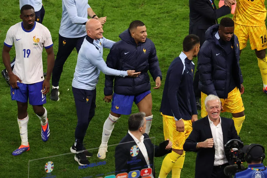 El franc&eacute;s Kylian Mbappe junto a sus compa&ntilde;eros tras vencer Francia a Portugal en Hamburgo, Alemania. EFE/EPA/ABEDIN TAHERKENAREH