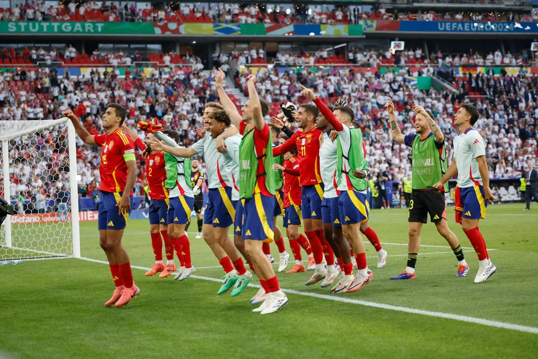Los jugadores de la selecci&oacute;n espa&ntilde;ola de f&uacute;tbol celebran la victoria, al t&eacute;rmino del partido de cuartos de final de la Eurocopa que Espa&ntilde;a y Alemania disputaron en Stuttgart. EFE/Alberto Est&eacute;vez