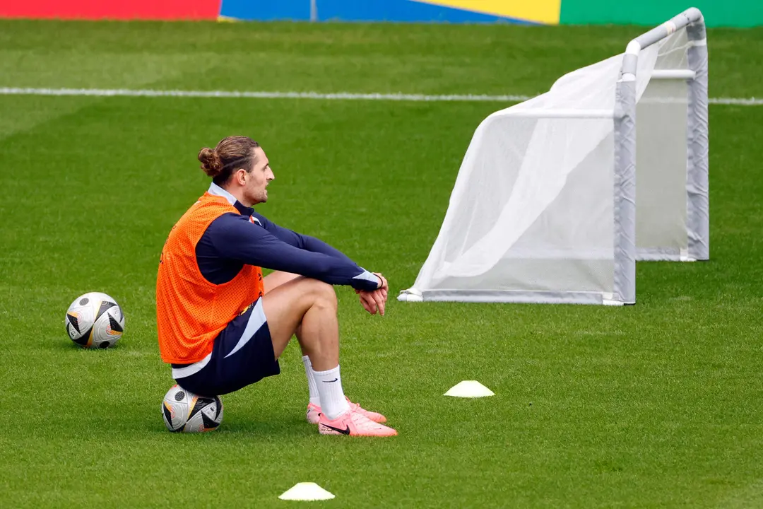 Adrien Rabiot, durante un entrenamiento en Paderborn, lugar de concentraci&oacute;n de la selecci&oacute;n francesa en la Eurocopa de Alemania EFE/Alberto Estevez