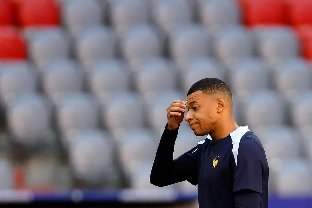 M&Uacute;NICH (ALEMANIA), 08/07/2024.- El delantero de la selecci&oacute;n de Francia Kylian Mbapp&eacute; durante el entrenamiento que el equipo franc&eacute;s ha realizado este lunes en el Allianz Arena de Munich, donde ma&ntilde;ana se enfrentar&aacute;n a Espa&ntilde;a en la primera semifinal de la Eurocopa 2024. EFE/Alberto Est&eacute;vez
