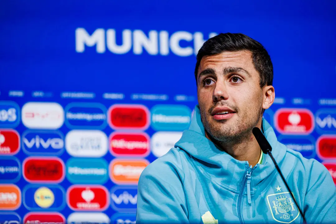 M&Uacute;NICH (ALEMANIA), 08/07/2024.- El centrocampista de la selecci&oacute;n espa&ntilde;ola Rodrigo Hern&aacute;ndez "Rodri" asiste a una rueda de prensa en M&uacute;nich, Alemania, este lunes, en la v&iacute;spera del partido de semifinales de la Eurocopa 2024 ante Francia. EFE/RFEF/Pablo Garc&iacute;a SOLO USO EDITORIAL/ SOLO DISPONIBLE PARA ILUSTRAR LA NOTICIA QUE ACOMPA&Ntilde;A / (CR&Eacute;DITO OBLIGATORIO) FOTO RFEF
