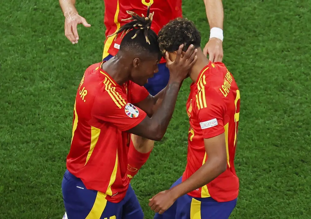 Los jugadores espa&ntilde;oles Lamine Yamal y Nico Williams (I) celebran el 1-1 durante la semifinal de la Eurocopa entre Espa&ntilde;a y francia en M&uacute;nich, Alemania. EFE/EPA/MOHAMED MESSARA