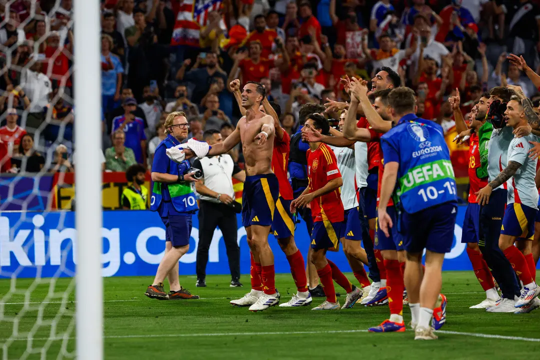 Los jugadores de la selecci&oacute;n espa&ntilde;ola celebran su pase a la final tras derrotar a la selecci&oacute;n de Francia durante el partido de semifinales de la Eurocopa de f&uacute;tbol que Espa&ntilde;a y Francia han disputado s en M&uacute;nich. EFE/J.J.Guillen.