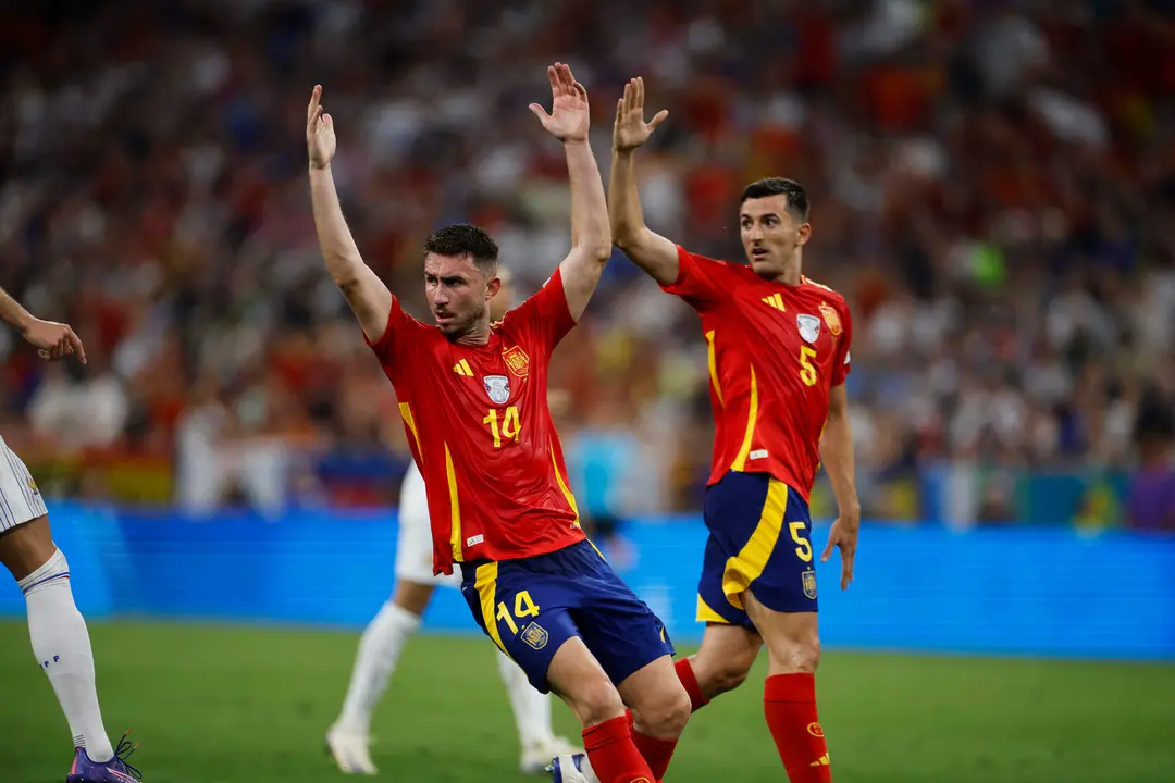 Los defensas de la selecci&oacute;n espa&ntilde;ola Aymeric Laporte (i) y Daniel Vivian, durante el partido de semifinales de la Eurocopa de f&uacute;tbol que Espa&ntilde;a y Francia disputaron en M&uacute;nich. EFE/Alberto Est&eacute;vez
