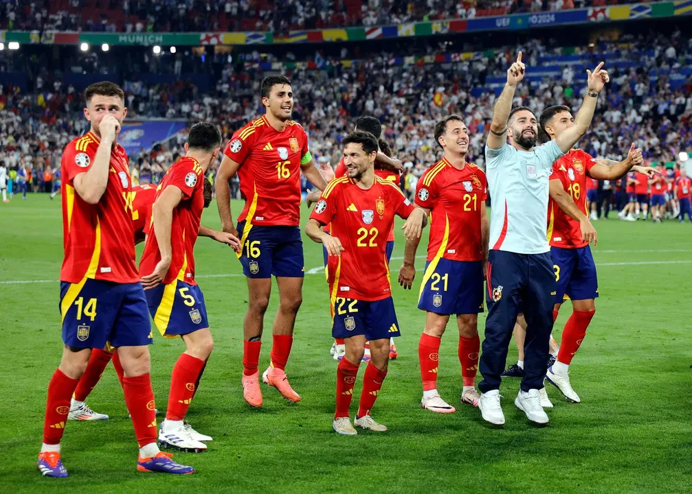 Los jugadores de Espa&ntilde;a tras el partido de semifinales de la Eurocopa de f&uacute;tbol que Espa&ntilde;a y Francia disputan este martes en M&uacute;nich) EFE/EPA/RONALD WITTEK