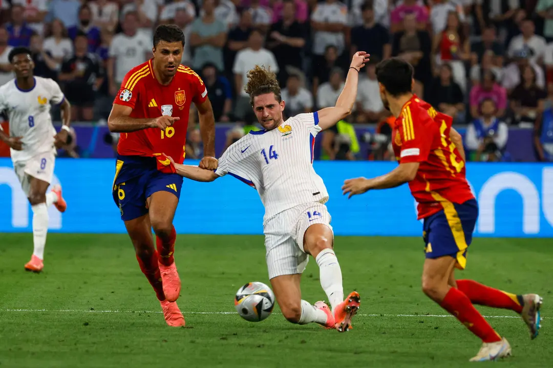 Rodrigo disputa un bal&oacute;n con Rabiot. EFE/JJ Guill&eacute;n
