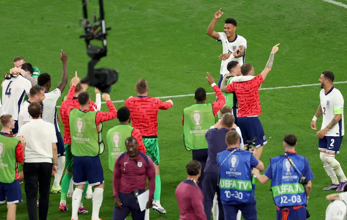 Oliver Watkins (arriba) celebra con sus compa&ntilde;eros tras la segunda semiifnal de la Eurocopa entre Pa&iacute;ses Bajos e Inglaterra en Dortmund, Alemania EFE/EPA/GEORGI LICOVSKI