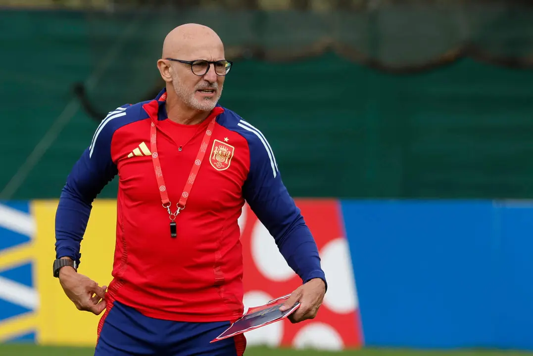 El seleccionador espa&ntilde;ol, Luis de la Fuente, durante el entrenamiento realizado este s&aacute;bado en su cuartel general de Donaueschingen, donde el combinado prepara el partido de la final de la Eurocopa 2024 que disputar&aacute;n ante la selecci&oacute;n de Inglaterra el pr&oacute;ximo domingo en el Olympiastadion de Berl&iacute;n. EFE/J.J. Guill&eacute;n