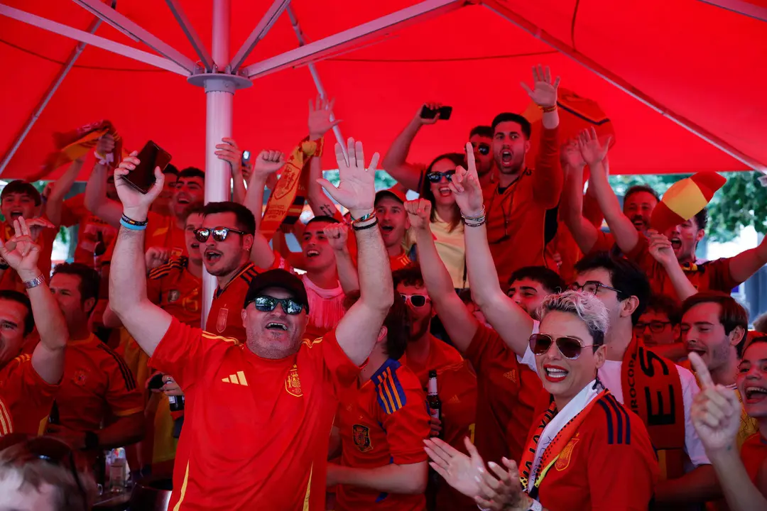 Aficionados espa&ntilde;oles se re&uacute;nen este domingo en Berl&iacute;n (Alemania), previo a la final de la Eurocopa 2024 que se celebra esta noche entre las selecciones de Espa&ntilde;a e Inglaterra. EFE/Alberto Estevez