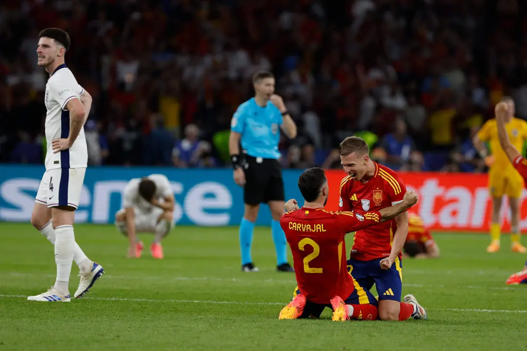 Los jugadores de la selecci&oacute;n espa&ntilde;ola Dani Carvajal y Dani Olmo celebran su triunfo en la final de la Eurocopa a la finalizaci&oacute;n del encuentro que han disputado Espa&ntilde;a e Inglaterra en el Estadio Ol&iacute;mpico de Berl&iacute;n. EFE /Alberto Est&eacute;vez