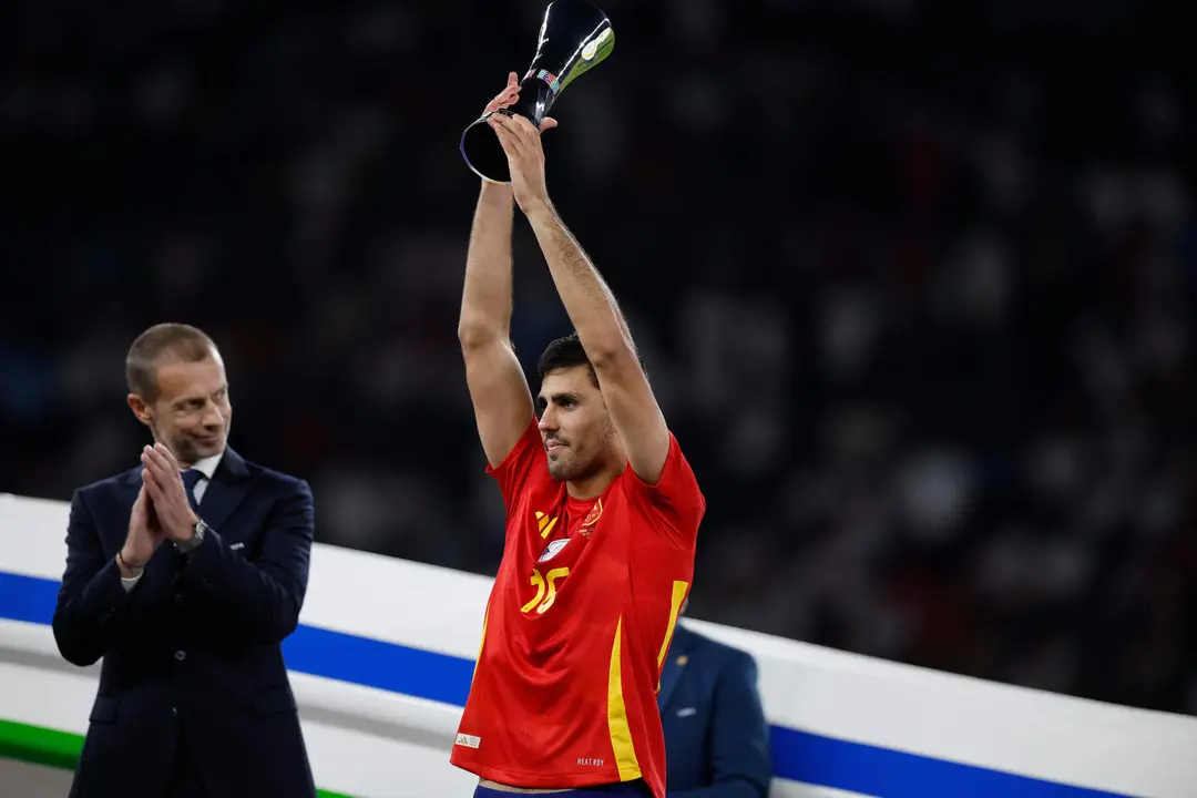 Rodrigo tras el encuentro correspondiente a la final de la Eurocopa que disputaron Inglaterra en el Estadio Ol&iacute;mpico de Berl&iacute;n. EFE/ Alberto Est&eacute;vez