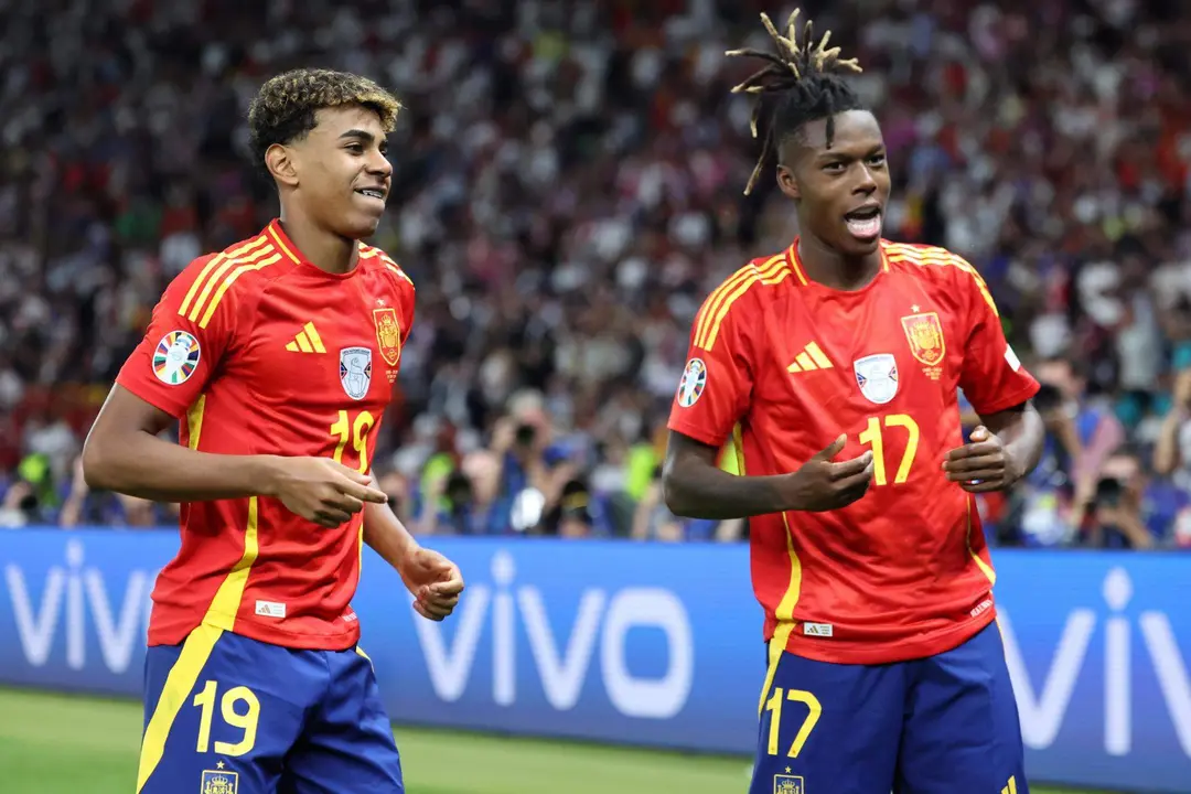 Nico Williams y Lamine Yamal celebran el segundo gol del equipo espa&ntilde;ol durante el encuentro correspondiente a la final de la Eurocopa que disputaron Inglaterra en el Estadio Ol&iacute;mpico de Berl&iacute;n.EFE/EPA/CHRISTOPHER NEUNDORF