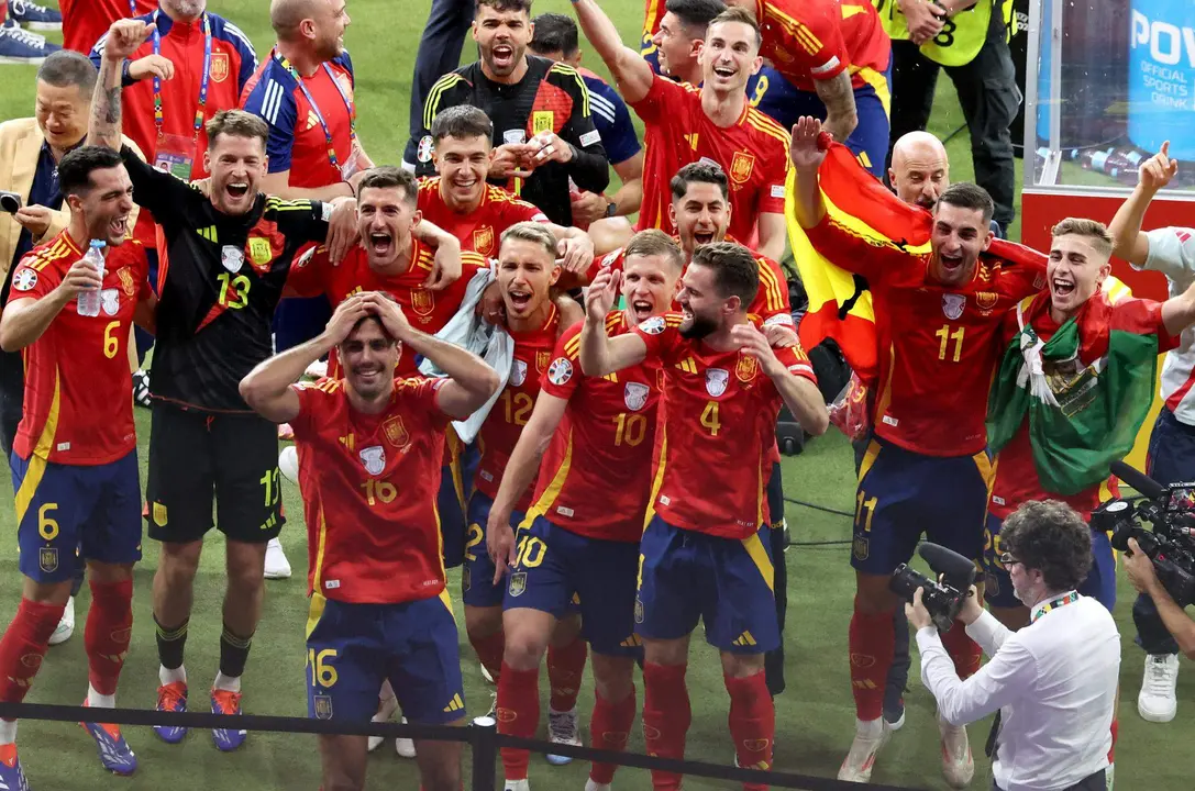 Espa&ntilde;a celebra el t&iacute;tulo tras el encuentro correspondiente a la final de la Eurocopa que disputaron Inglaterra en el Estadio Ol&iacute;mpico de Berl&iacute;n.EFE/EPA/GEORGI LICOVSKI