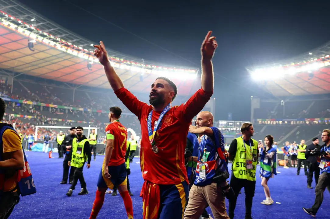 Dani Carvajal celebra el t&iacute;tulo en Berl&iacute;n. EFE/EPA/FILIP SINGER
