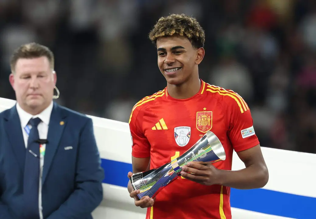 El espa&ntilde;ol Lamine Yamal tras el encuentro correspondiente a la final de la Eurocopa que disputaron Inglaterra en el Estadio Ol&iacute;mpico de Berl&iacute;n. EFE/EPA/FRIEDEMANN VOGEL