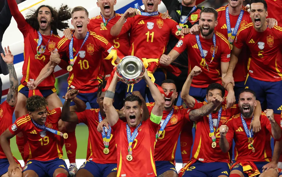 Alvaro Morata levanta el trofeo en Berl&iacute;n, Alemania. EFE/EPA/FRIEDEMANN VOGEL