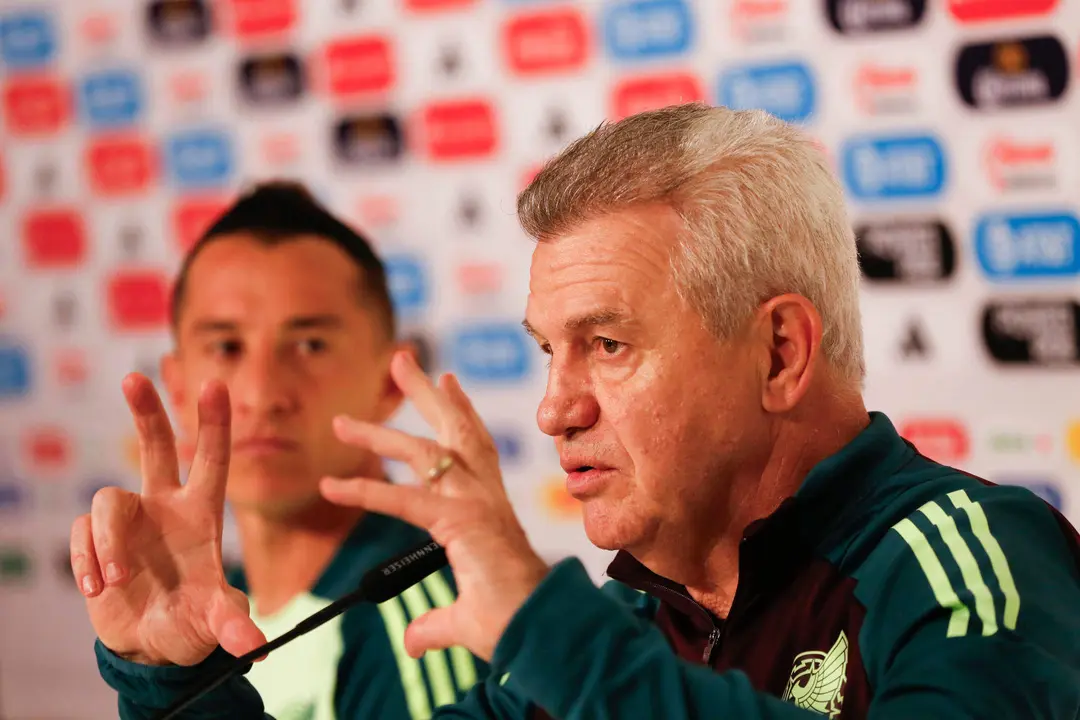 El entrenador de la Selecci&oacute;n Mexicana de f&uacute;tbol, Javier Aguirre (d), y Andr&eacute;s Guardado, habla durante una rueda de prensa este lunes, previo a un partido amistoso ante la selecci&oacute;n de Estados Unidos, en el Estadio Akron de la ciudad de Guadalajara, Jalisco (M&eacute;xico).El seleccionador de M&eacute;xico, Javier Aguirre, asegur&oacute; este lunes tener independencia en sus decisiones y revel&oacute; que jam&aacute;s nadie a osado imponerle jugadores porque &eacute;l no lo permitir&iacute;a. EFE/ Francisco Guasco