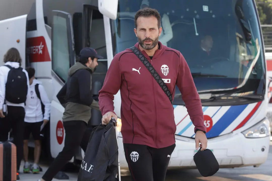 El entrenador del Valencia, Rub&eacute;n Baraja Vegas, llega al hotel de concentraci&oacute;n este viernes, en Puebla (M&eacute;xico). EFE/ Hilda R&iacute;os