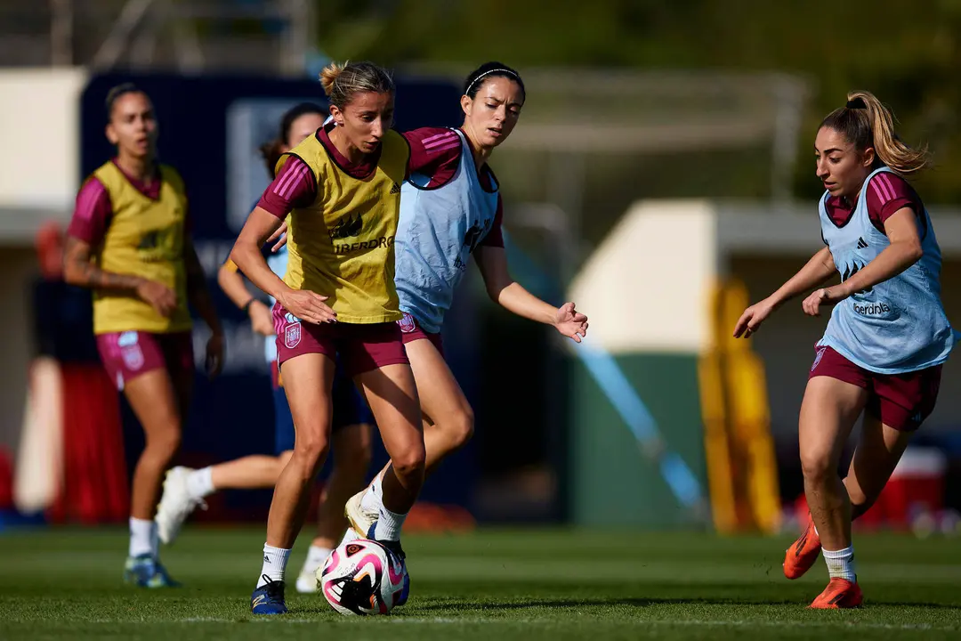 Las jugadoras de la selecci&oacute;n espa&ntilde;ola de f&uacute;tbol Sheila Garc&iacute;a (i) Aitana Bonmat&iacute; (c) y Olga Carmona durante el entrenamiento realizado este lunes EFE/RFEF/David Aliaga