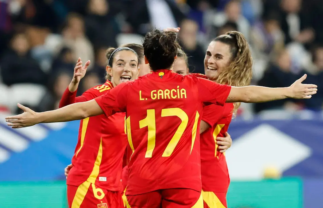 La jugadora espa&ntilde;ola Luc&iacute;a Garc&iacute;a celebra su gol con sus compa&ntilde;eras durante el partido amistoso que han jugado Francia y Espa&ntilde;a en Niza, Francia. EFE/EPA/SEBASTIEN NOGIER