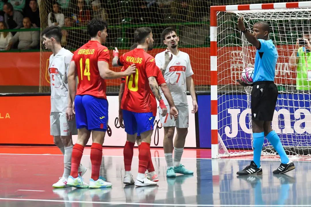 Los jugadores de la selecci&oacute;n espa&ntilde;ola de f&uacute;tbol sala Gordillo (2-i) y Rivillos (3-i) y el suizo Silverio (2-d), durante el partido clasificatorio para la Eurocopa de f&uacute;tbol sala que las selecciones de Espa&ntilde;a y Suiza han disputado este martes en Segovia. EFE/Pablo Mart&iacute;n