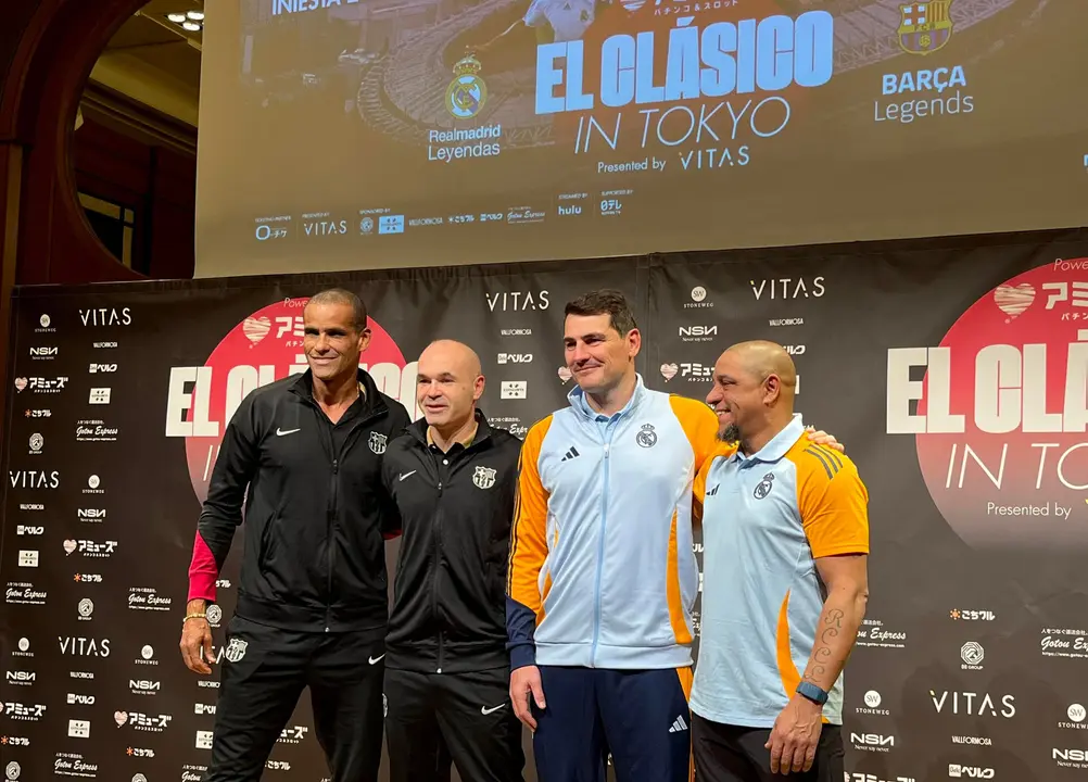 Imagen de archivo de legendarios jugadores del F.C. Barcelona y del Real Madrid como Rivaldo (i), Andr&eacute;s Iniesta (2i), Iker Casillas (2d) o Roberto Carlos (d) posan para las c&aacute;maras previo a un Cl&aacute;sico de Leyendas. EFE/Mar&iacute;a Carcaboso Abri&eacute;