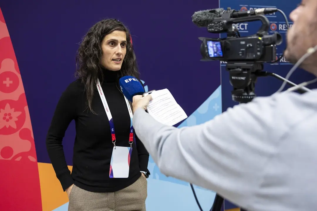 La seleccionadora de Espa&ntilde;a Montserrat Tome Vazquez sdialoga con la Agencia EFE. EFE/EPA/CYRIL ZINGARO