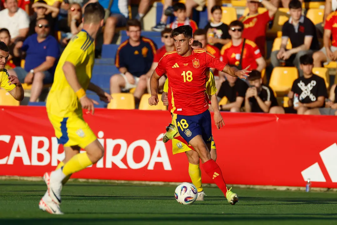 Gerard Mart&iacute;n conduce el bal&oacute;n. EFE/ Juanjo Martin