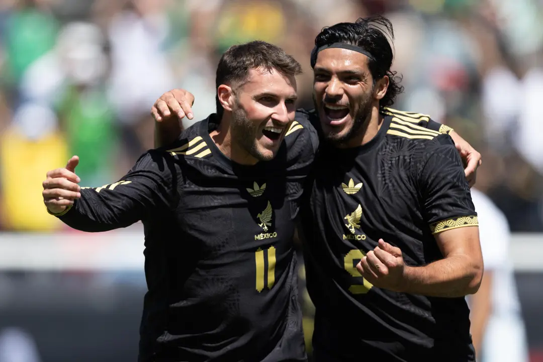 Santiago Gim&eacute;nez (i) y Ra&uacute;l Jim&eacute;nez de M&eacute;xico celebran un gol durante un partido amistoso entre M&eacute;xico y Suiza en el estadio Rice- Eccles de Salt Lake City (Estados Unidos). EFE/ Carlos Ram&iacute;rez