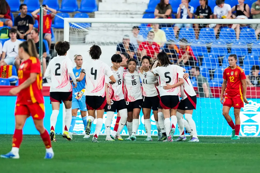 Las jugadoras de Jap&oacute;n celebran el gol de Mina Tanaka, durante el partido amistoso que disputan las selecciones femeninas de Espa&ntilde;a y Jap&oacute;n en el estadio Butarque de Legan&eacute;s (Comunidad de Madrid). EFE/Borja S&aacute;nchez-Trillo