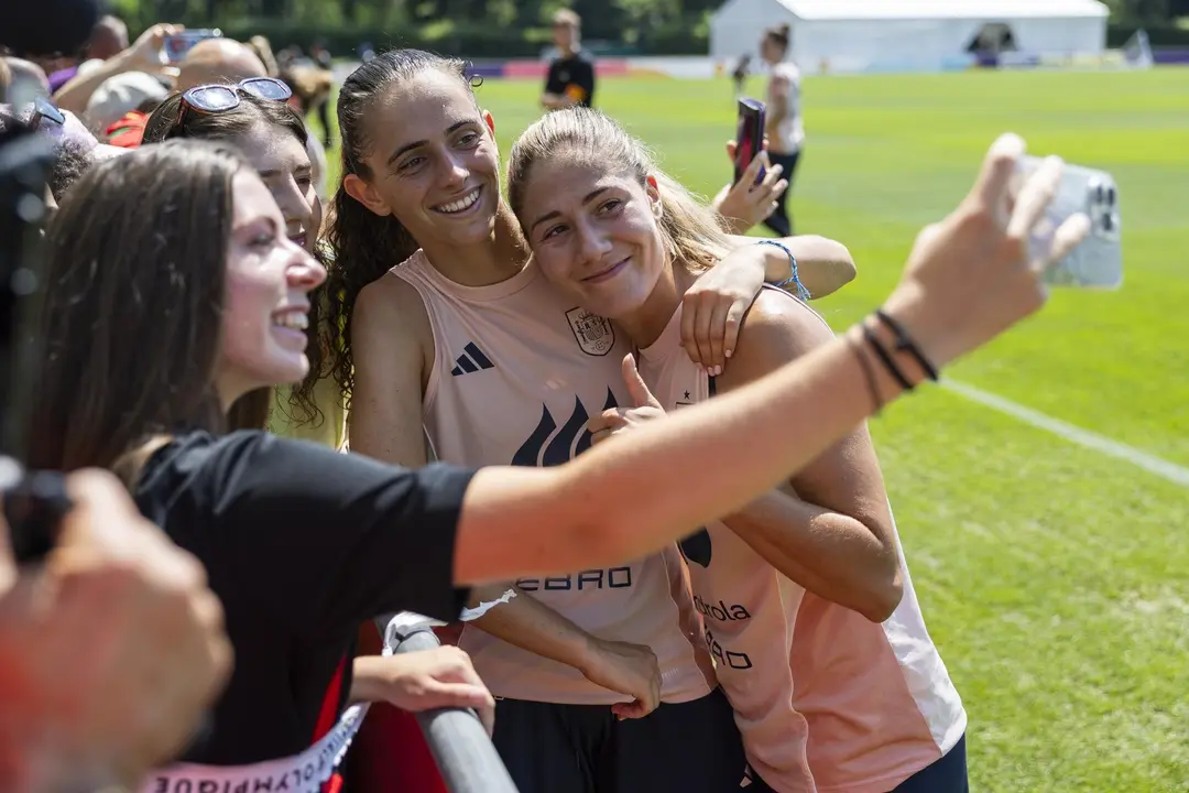 La espa&ntilde;ola Maite Zubieta, izquierda, y Laia Aleixandri, derecha, posan con fans durante la sesi&oacute;n de entrenamiento de la selecci&oacute;n femenina de f&uacute;tbol de Espa&ntilde;a en Lausana, Suiza. EFE/EPA/CYRIL ZINGARO USO EDITORIAL S&Oacute;LO
