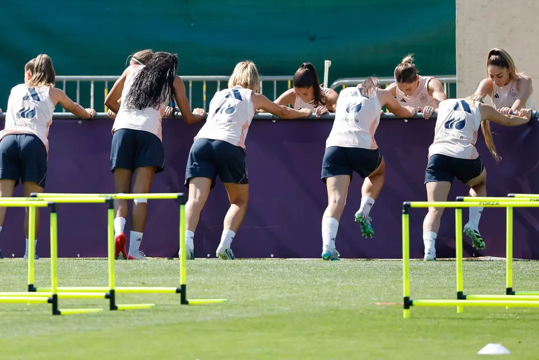 Las jugadoras de la selecci&oacute;n espa&ntilde;ola durante el entrenamiento en Lausana (Suiza).-EFE/ Ana Escobar